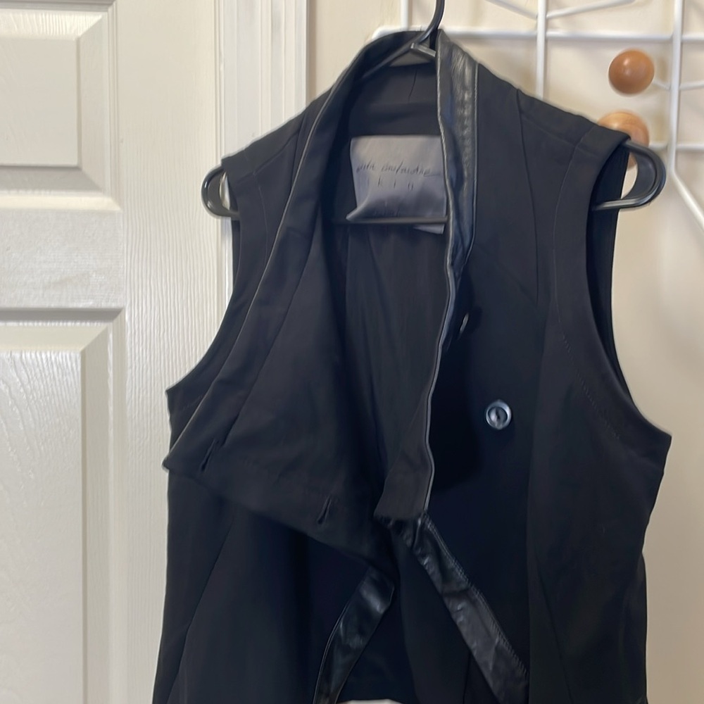 Danier Greta Constantine Skin - Classic Leather Vest - Small - Picture 3 of 11